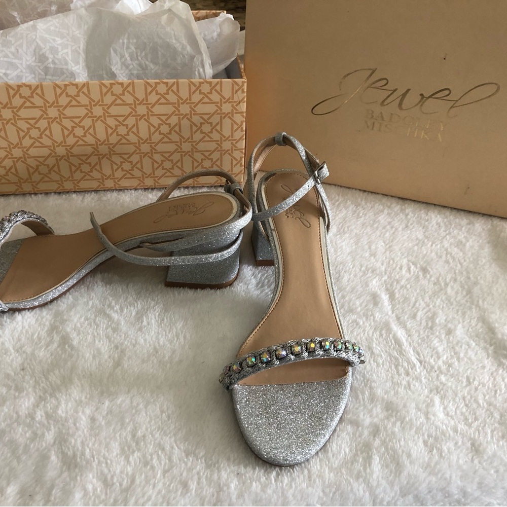 Jewel by Badgley Mischka Odonna sandals. Size 8 never worn. Brand new in box. - Picture 13 of 15